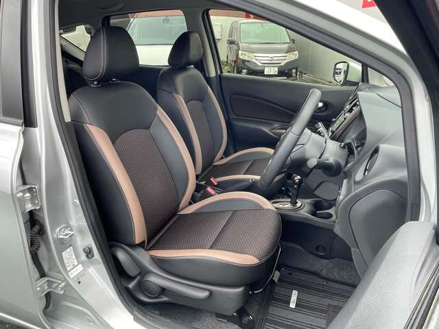 運転席のひじ掛けは安心して肘を預けることができ、運転中の緊張を和らげます。