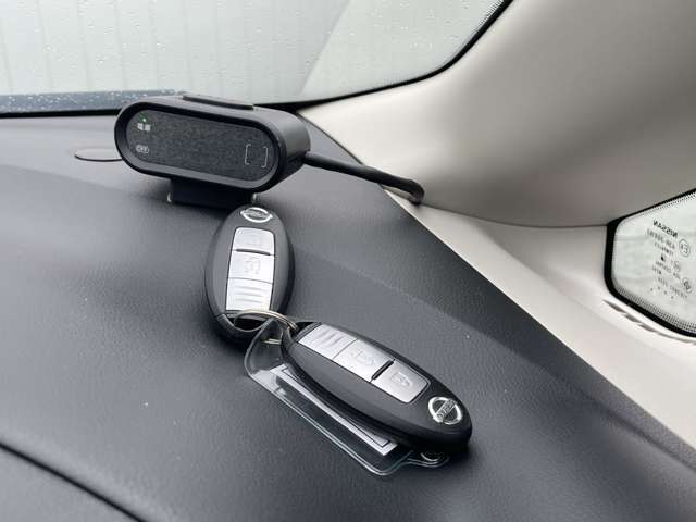 便利なインテリジェントキーをバッグなどに入れておけばスイッチを押すだけでドアやバックドアのロックの開閉が行えます女性にも便利な装備です★『あれ？鍵がない』なんて事もなくなります！