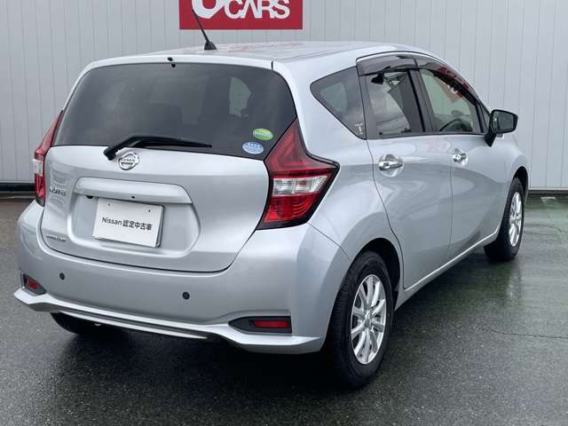 後部ガラスにはプライバシーガラスが装備されており不快な紫外線や日差しをカットしてくれますので快適にお乗りいただけます♪