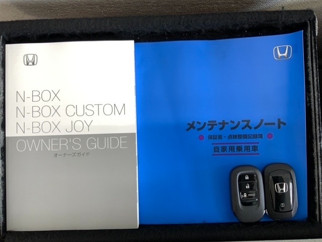 スマートキーは鍵をバッグに入れたままでもドアロックの開閉やエンジンのON・OFFができます。夜間や雨の日も鍵を探さなくて良いので便利です。