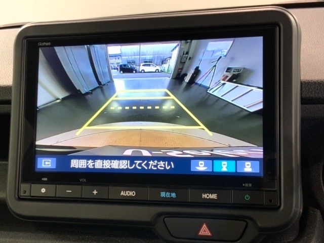 リバースギアに入れるだけで後方の表示へ切り替わります。夜間や雨の日の駐車も楽になりますよ。