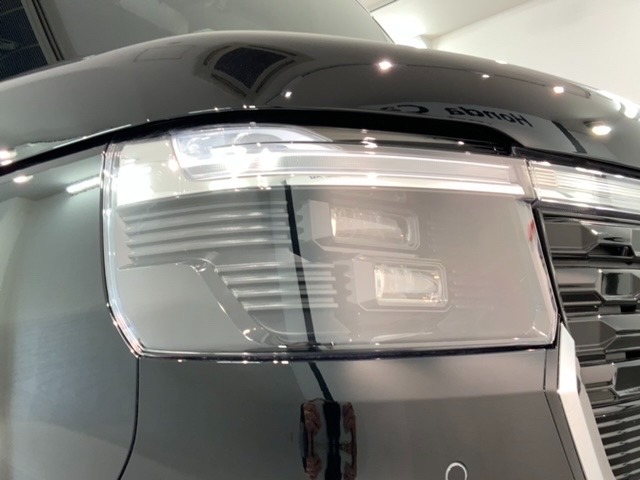 LEDヘッドライトは、点灯の瞬間から最大光量を発揮し、突然暗くなるトンネルなどでの安定感を高めます。
