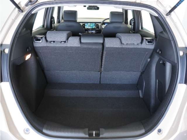フル乗車でもしっかり荷物を収納出来るラゲッジスペースです。普段の買い物でしたらしっかり積める十分な荷室スペースが確保されています。