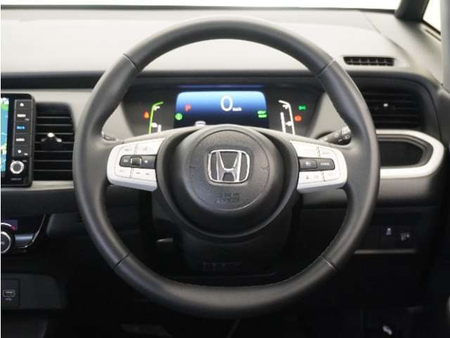 【Honda SENSING】 カメラ等装置で精度の高い検知能力を発揮、安全運転を支援します。ステアリング上のコントローラーに注目！