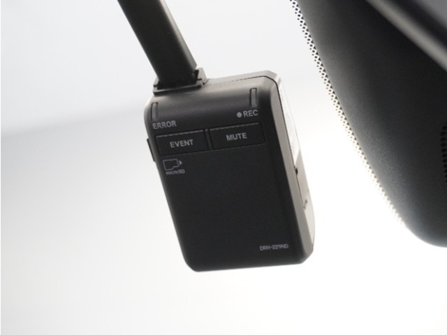 ◆ドライブレコーダー◆映像・音声などを記録する自動車用の装置です。　もしもの事故の際の記録はもちろん、旅行の際の思い出としてドライブの映像を楽しむことができます。