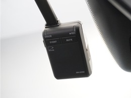 ◆ドライブレコーダー◆映像・音声などを記録する自動車用の装置です。　もしもの事故の際の記録はもちろん、旅行の際の思い出としてドライブの映像を楽しむことができます。