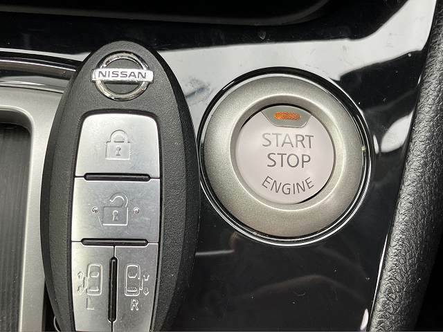 【インテリジェントキー・プッシュスタート】キーを身につけている状態なら、ドアに付いているスイッチを押すだけで、ドアロックの開閉ができる機能。エンジン始動も便利です