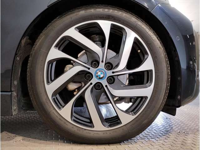 【BMWアロイホイル】軽量かつ強度に拘ったアロイホイル。走行性能ポテンシャルを引き出す設計。車の足元を引き締めてくれる大きなポイントはアロイホイルです。