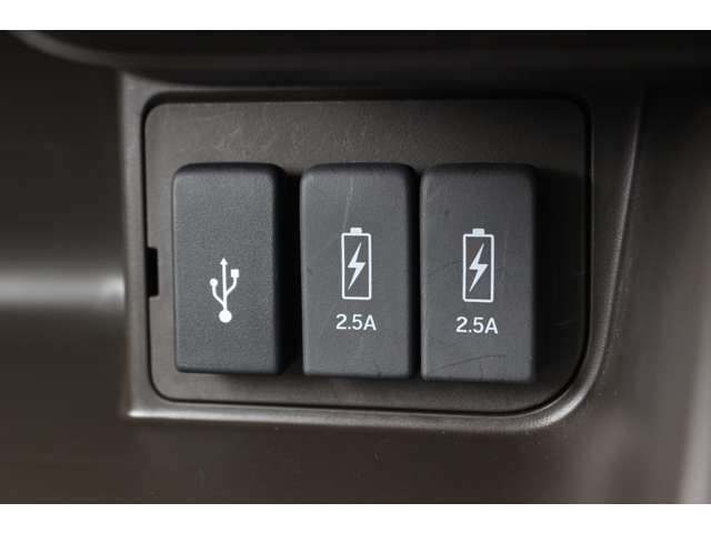 2.5AのUSB（充電）が付いており、車内でもしっかりとスマートフォン等の機器へ充電可能です♪
