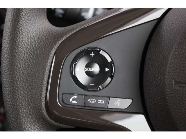 ハンドル左部分でオーディオ操作が可能。そのため、運転中でも目線をずらさずに安全運転♪スマートフォンを接続してハンズフリー通話も可能です。