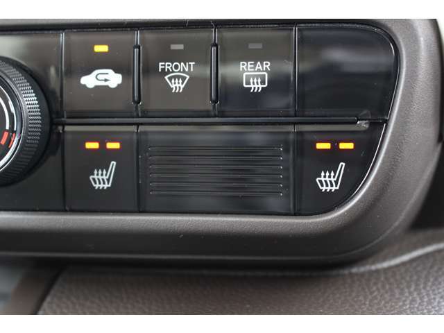 運転席・助手席に2段階の温度調整があるシートヒーターを装備。寒い朝、車に乗り込んですぐにシートヒーターをオン！温かさが広がり、冷たい朝も快適に始まります♪
