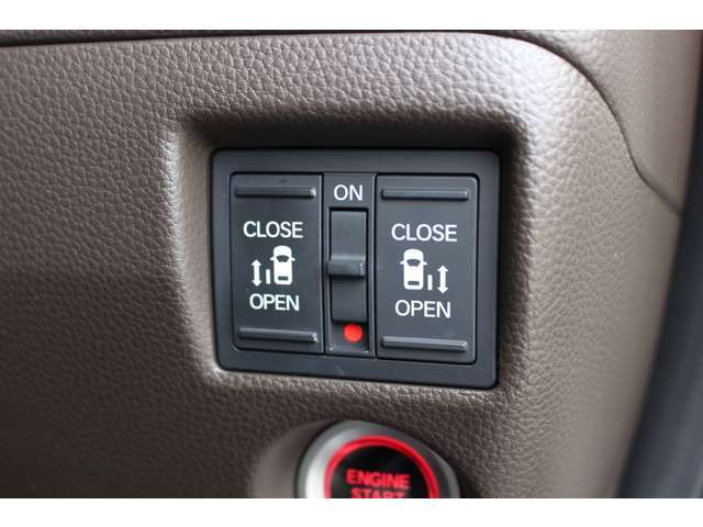 リアは両側パワースライドドアで、開閉には運転席のスイッチ、またはスライドドアのドアハンドルを少し引くだけで自動開閉します。