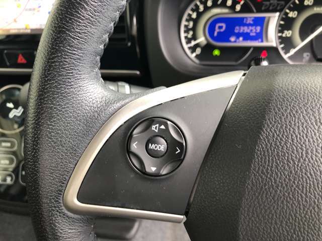ステアリングスイッチでオーディオ操作が可能。視線を逸らすことなく操作ができて安心