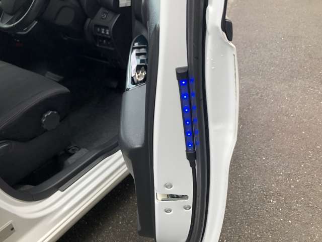 販売店オプションの「セキュリティ＆セーフティ」に付属のイルミネーション。ドアが開いているのを光ってお知らせ