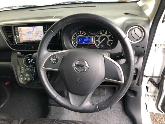 本革巻きのステアリングが手にしっくりなじみます。