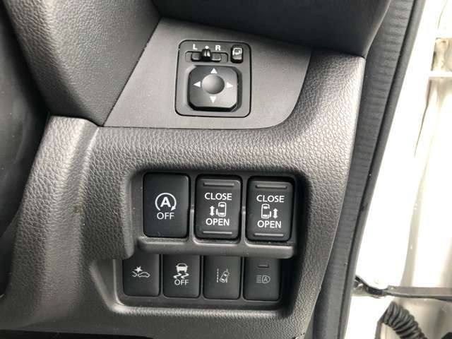 ステアリング右側にはドアミラー操作やオートスライドドア、アイドリングストップon/offなどの主要操作をひとまとめに配置