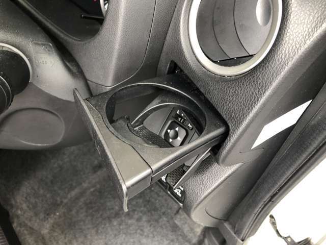 運転席ドリンクホルダー。プッシュプル収納式で使わないときはスタイリッシュに収納
