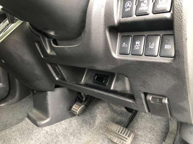 運転席側インストポケットにはドライバーの持ち物を収納してください