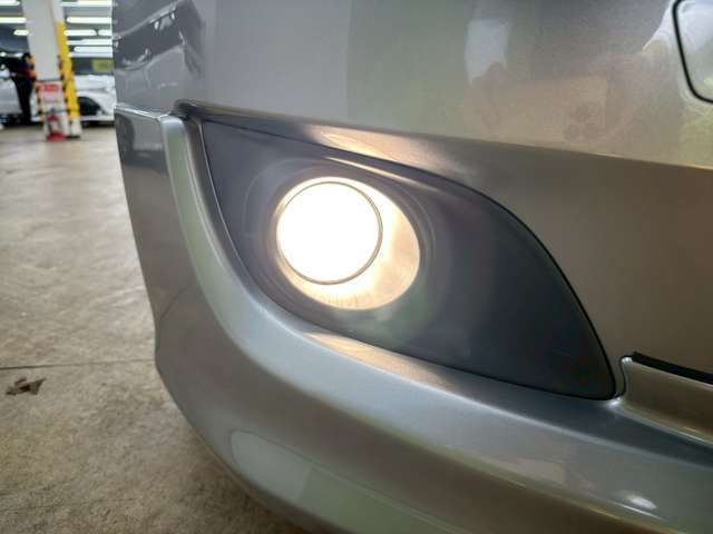 フロントシートは足元も広いです！乗り降りもしやすいですよ！写真では分かりにくい傷や汚れなど、気になる箇所があればいつでもお問い合わせください！