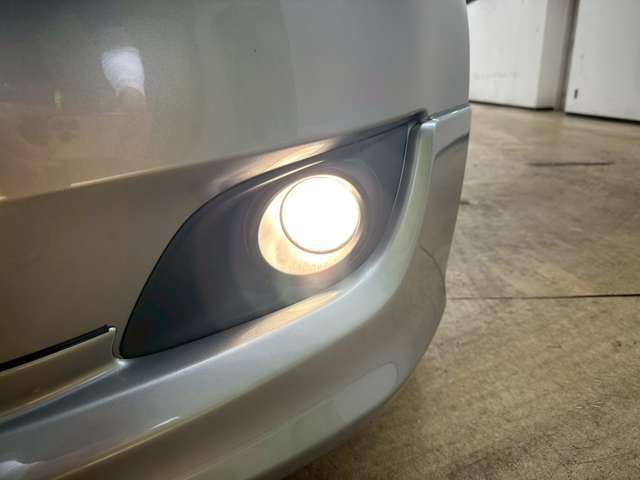 セカンドシートもこんなに広々してますよ！ゆったり座れますので同乗者の方にも喜ばれますね！遠方の方には写真や動画でも内装の状態をご覧いただけます♪