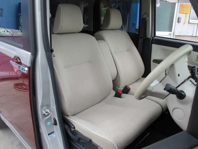 フロントベンチシートは、運転席/助手席の足元がゆったり快適で、助手席への移動も楽々。