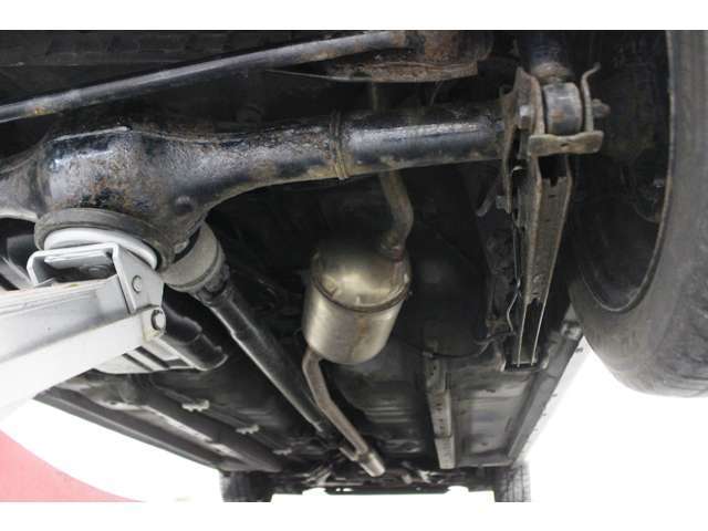 下回りの写真です。北海道で使用されていたお車と比べると、明らかに錆が少ないです。車選びにおいて重要なポイントです。