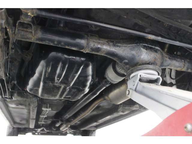 下回りの写真です。北海道で使用されていたお車と比べると、明らかに錆が少ないです。車選びにおいて重要なポイントです。