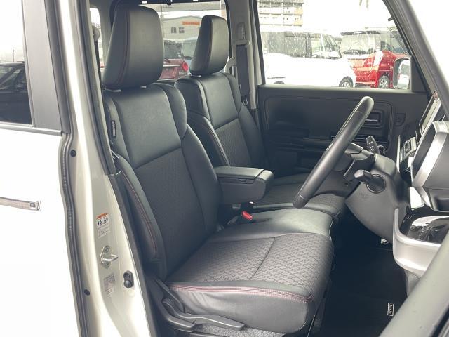 運転席・助手席はゆったり座れるベンチシートになっています♪