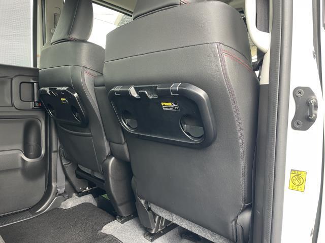 運転席背面にシートバックテーブル、助手席背面にはシートバックテーブルとシートバックポケットが付いています♪