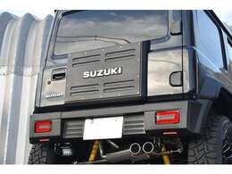 背面タイヤレスした際のタイヤに沿った凹凸を敬遠する方の為にリヤゲートカバーをプロデュース！一時期、納期1年以上にもなったヒットアイテムです。