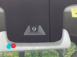 【インテリジェントエマージェンシーブレーキ】フロントカメラで前方の車両や歩行者を検知。衝突しそうな時は衝突被害軽減ブレーキが作動、衝突回避をサポート。より安全にドライブをお楽しみいただけます。