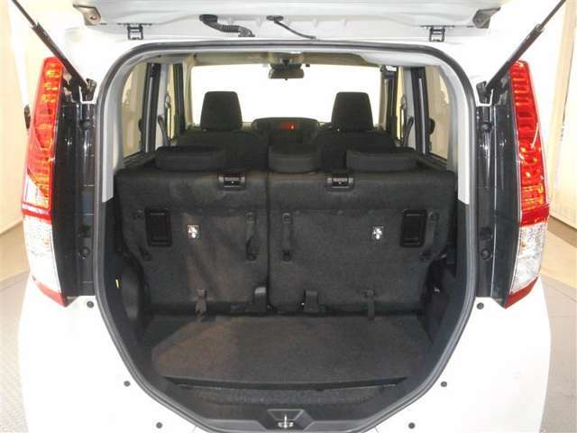 幅広いバックドア開口部と低い荷室フロア高で重い荷物もラクラク積めます！