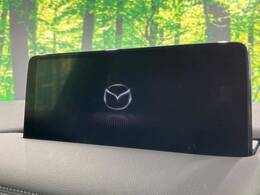 【10.25インチマツダコネクト】車内の雰囲気にマッチした大型ディスプレイ。スマホ接続でのナビ使用やBluetooth再生等、様々な機能が楽しめます。直感的なダイヤル操作が可能で、使い勝手も良好です。