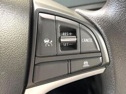 【アダプティブクルーズコントロール】高速道路での長距離走行が楽に！！自動で速度を保つクルーズコントロールが、衝突軽減システムと連携し、前方の車両を感知して車間を保つように速度調節してくれます！！