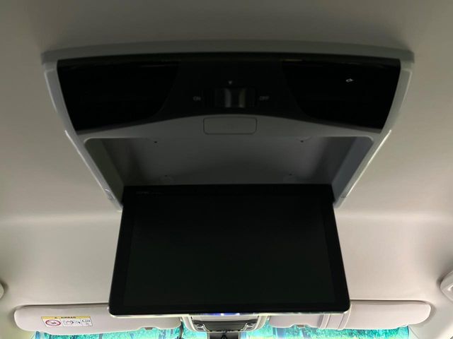 【フリップダウンモニター】大画面モニターで後席でもエンタメをお楽しみいただけます。小さなお子様にも大人気の装備です♪