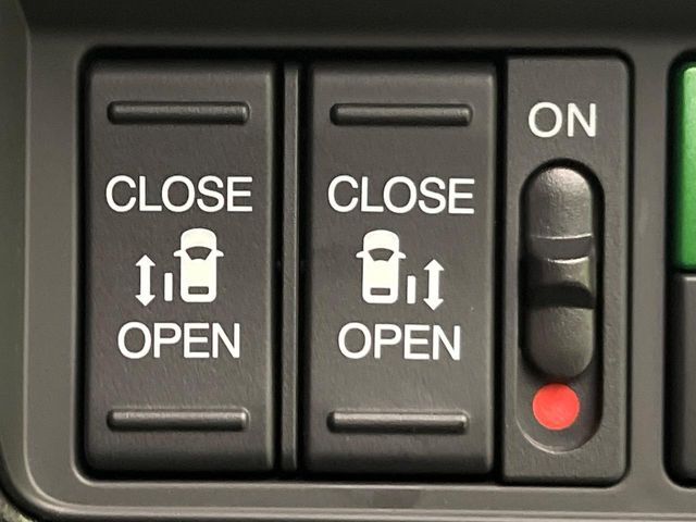 【両側パワースライドドア】スマートキーや運転席のスイッチで後席両側スライドドアの開閉が可能♪電動だから力を入れてドアを開ける必要が無く、小さなお子様でも簡単に開け閉めでき快適です♪