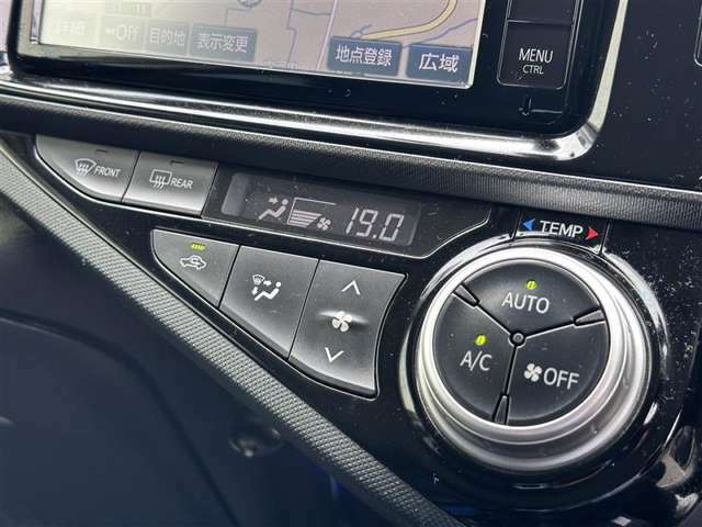 【オートエアコン】お好みの温度に設定すれば自動で温度を調整してくれるので、運転中の温度操作が減り安全面でも安心ですね。