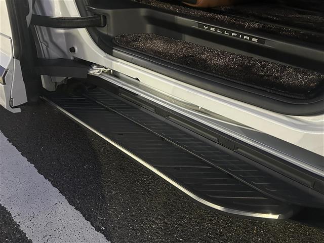 ◆【ユニバーサルステップ】パワースライドドア作動に連動して地上から200mm（※2WDの数値）の位置にステップが出てきます！スライドドアクローズ時にはすっきり隠れる構造となっています。