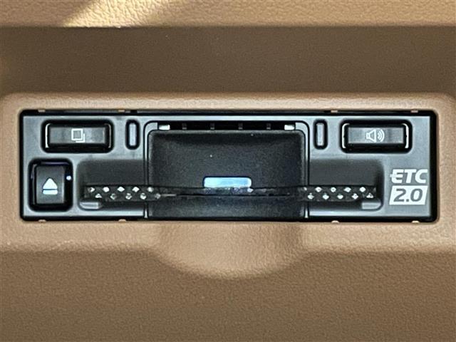 ◆【ETC2.0（DSRC/ITSスポット）】ETCカードを挿入すれば料金所はノンストップで通過できます。ETC限定の割引や、高速道路の情報提供サービスを利用できます。