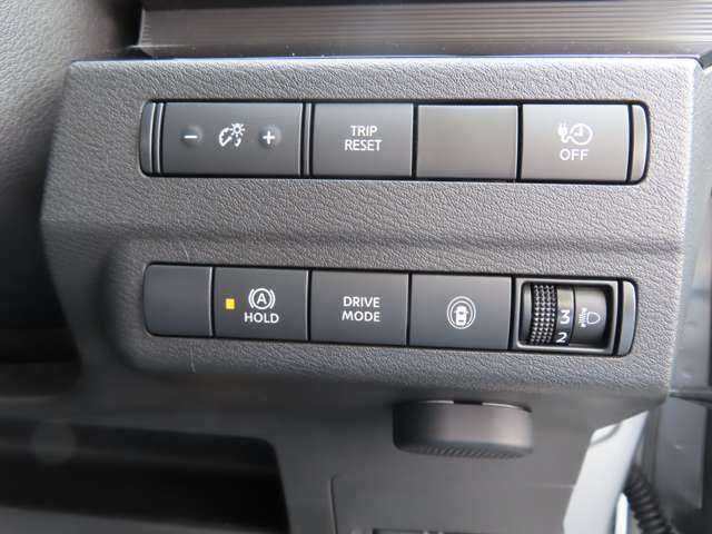 メーターの照度変更やオートホールドなどのオン、オフスイッチなどが運転席右前部に採用されています。