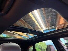 【大型サンルーフ】車内の解放感が一気に上がる大型のパノラマルーフ！季節を問わず開放的で快適なドライブをお楽しみいただけます。流通量も少なく希少価値の高い人気の装備です♪