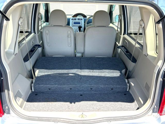普段のお買い物や通勤、送迎等に十分な荷室スペースを確保しております。セカンドシートを倒すと、大きな荷物の積載も可能です♪