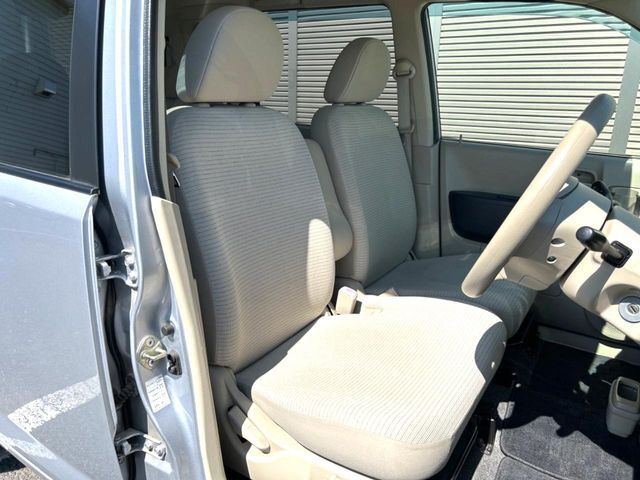 運転席シート廻りは使用感も少なく、良好な状態となっています。丁寧に使われていたことがよくわかりますね。