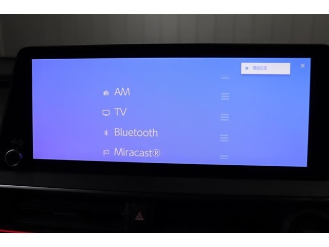 純正ディスプレイオーディオを装備。Bluetooth対応でお手持ちのスマートフォンからお気に入りの音楽の再生も可能。