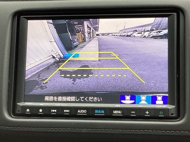 3ビュー切り替えやガイド線表示のバックカメラで、バックでの車庫入れも安心です。