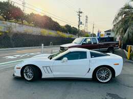 ZR1カーボンフロントスポイラー、カーボンサイドスカート装着