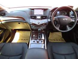 黒ベースの落ち着いたコクピット。上質感あります