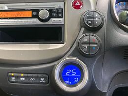 【オートエアコン】一度お好みの温度に設定すれば、車内の温度を検知し風量や温度を自動で調整。暑い…寒い…と何度もスイッチ操作をする必要はありません。快適な車内空間には必須の機能ですね♪