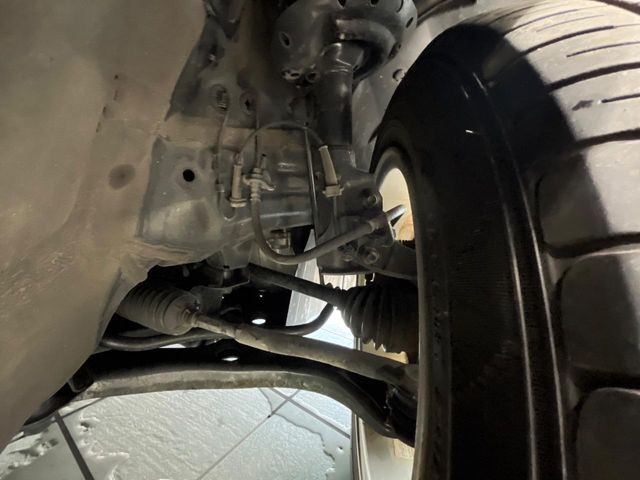 お車を安心してお乗りいただく為には、足回りの定期点検が欠かせません。サービスサポート（有償保証）では無料点検もご提供しており、安心のカーライフをお過ごしいただけるサポート体制が整っています。