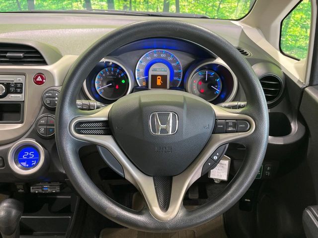 インテリアに合わせたデザインのステアリングは、運転される方のことも考え、運転しやすい形状、大きさです。是非一度、実際に触ってお確かめください。